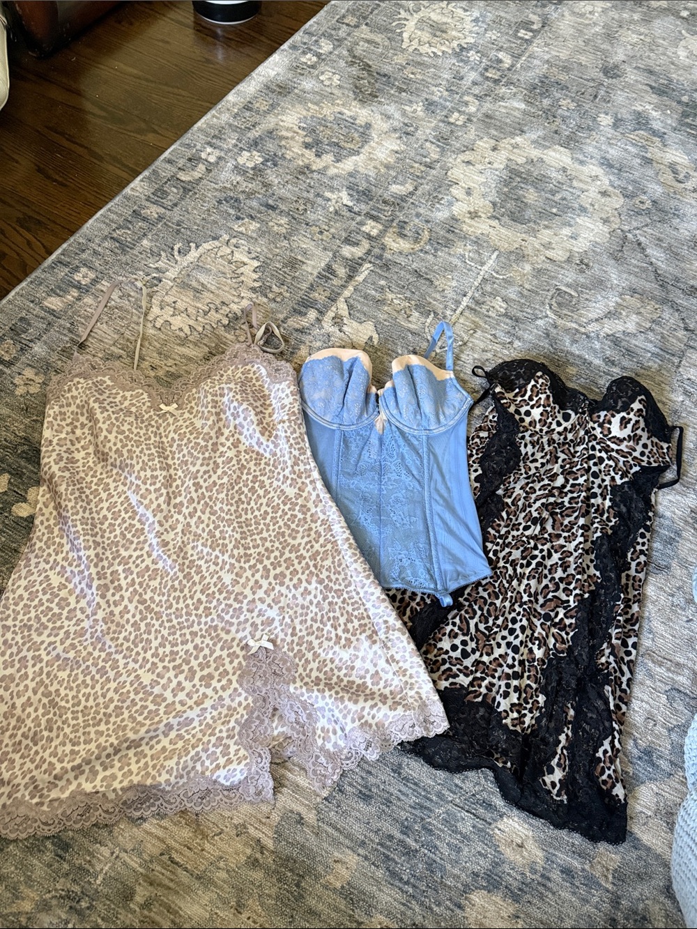 Victoria secret sz 34c, small preowned set of 3